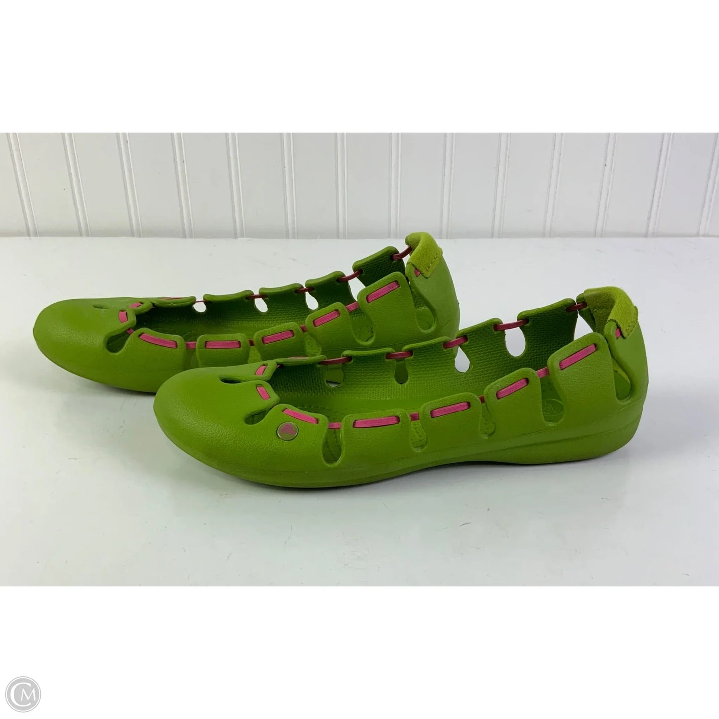 Shoes Flats By Crocs In Green, Size: 10