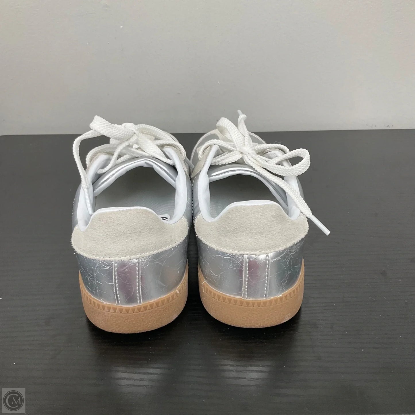 Shoes Sneakers By Clothes Mentor In Silver, Size: 6.5
