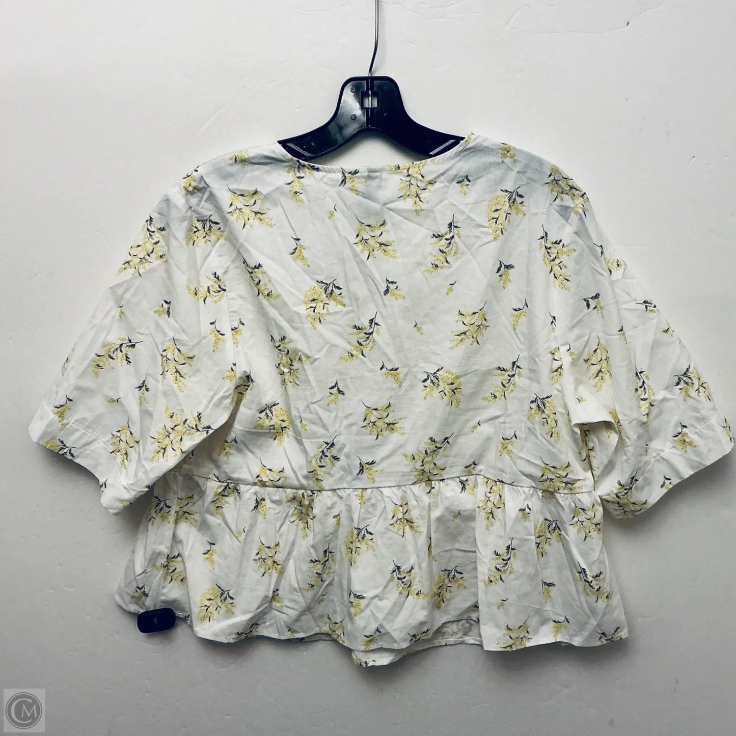 Top Short Sleeve By Divided In Cream, Size: L