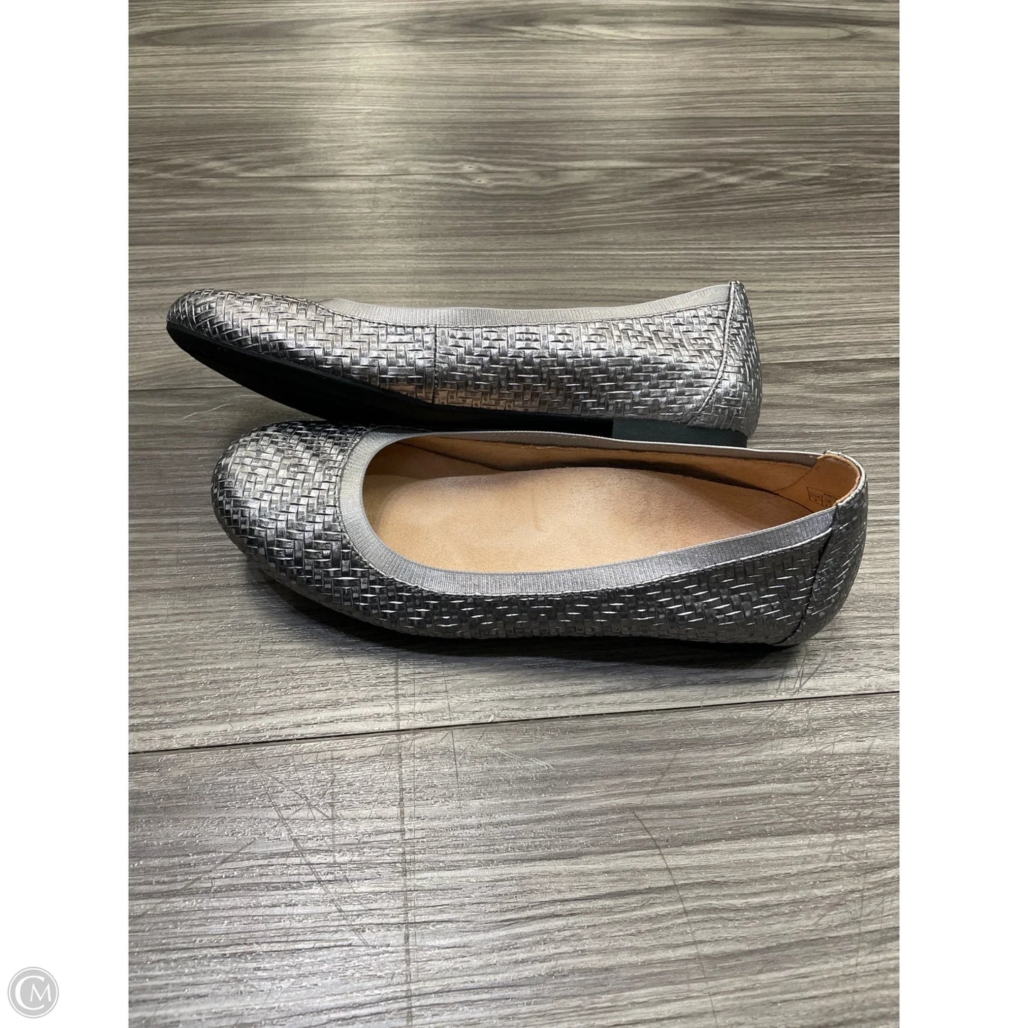 Shoes Flats By Vionic In Silver, Size: 6
