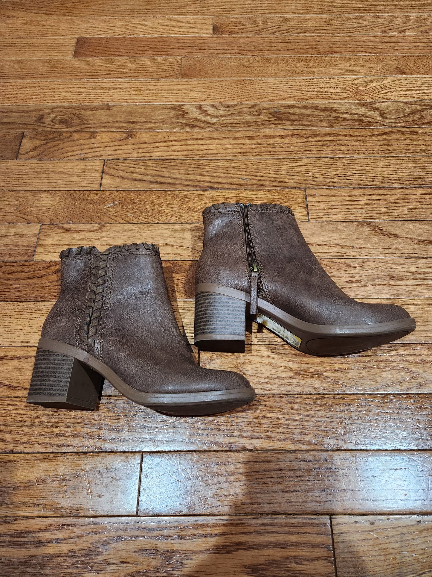 Boots Ankle Heels By Clothes Mentor Size: 6