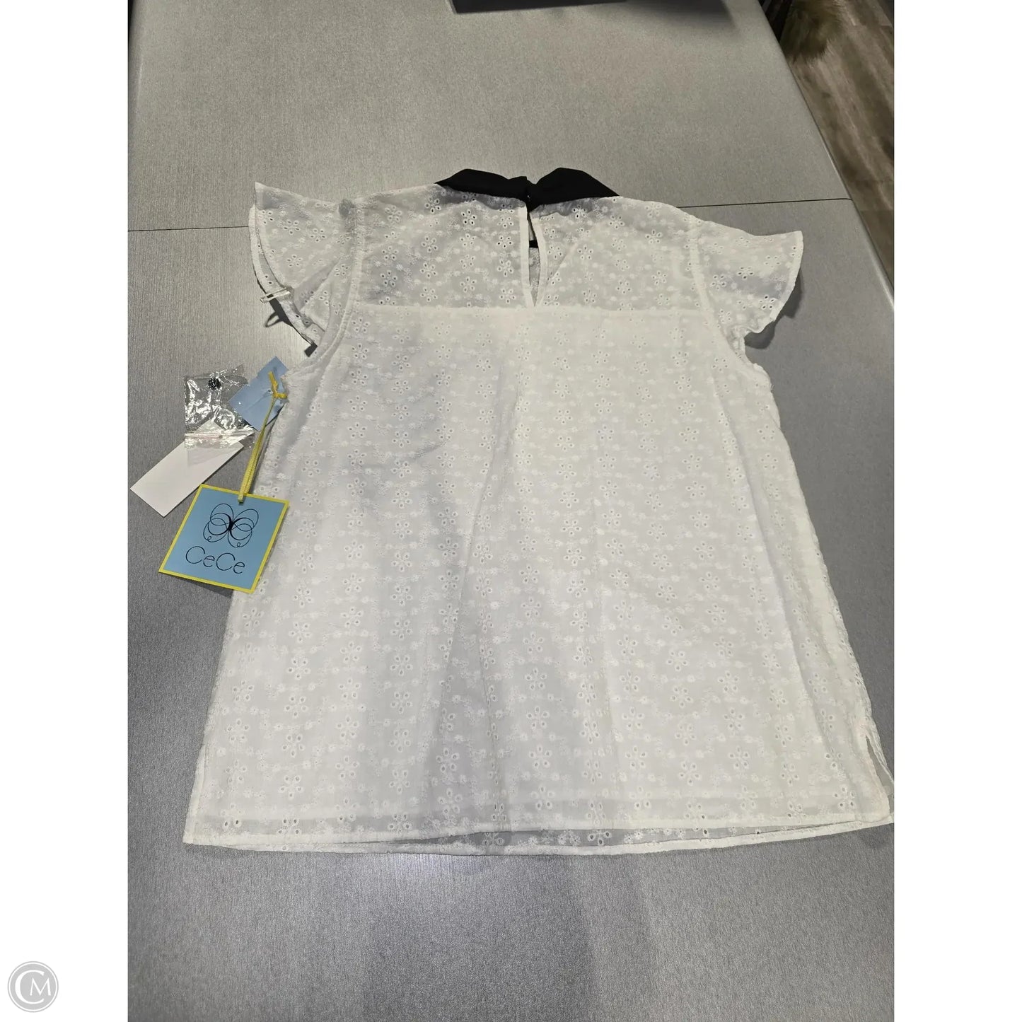 Top Short Sleeve By Cece In Cream, Size: Xs