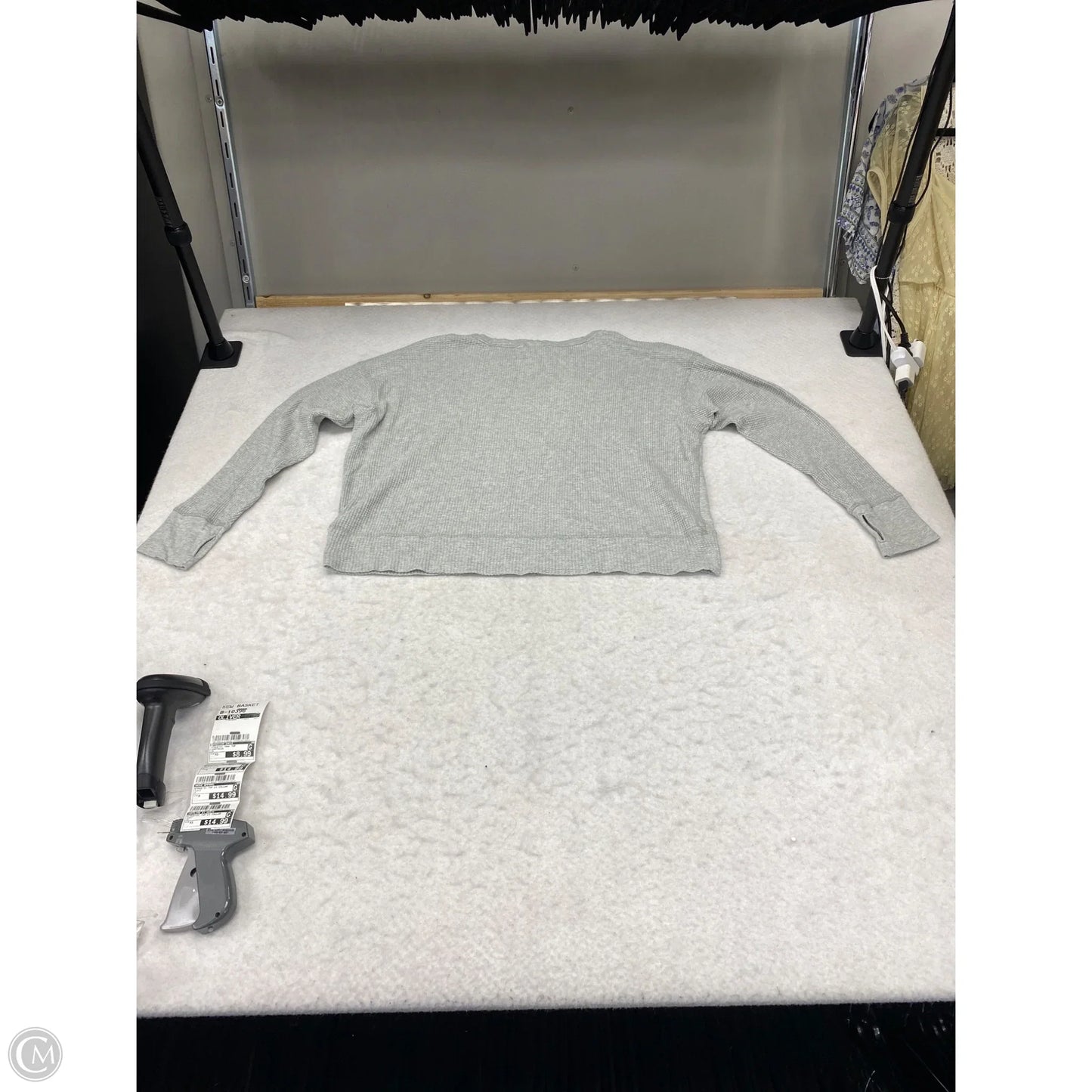 Athletic Top Long Sleeve Collar By Offline In Grey, Size: Xs