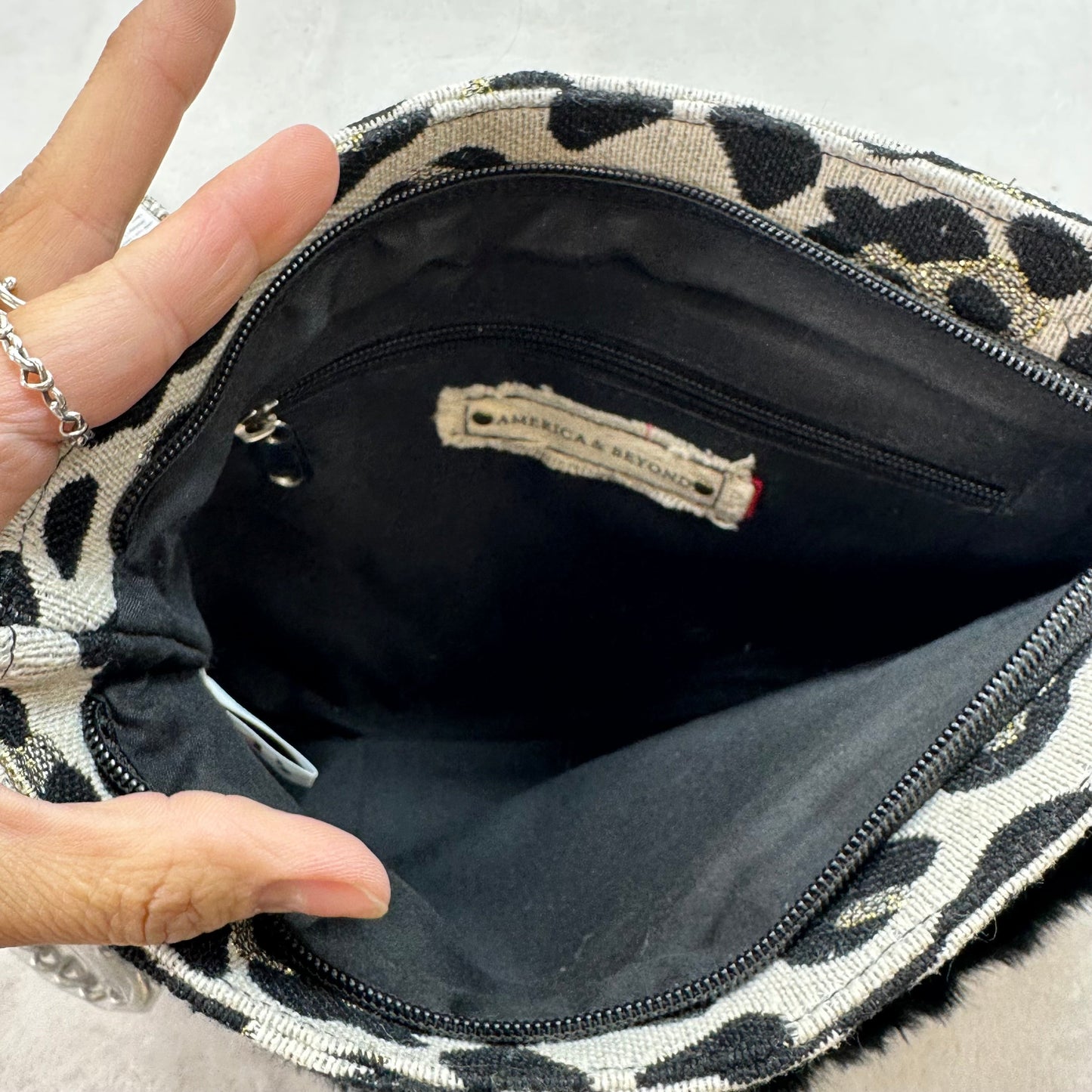 Clutch By Clothes Mentor, Size: Medium