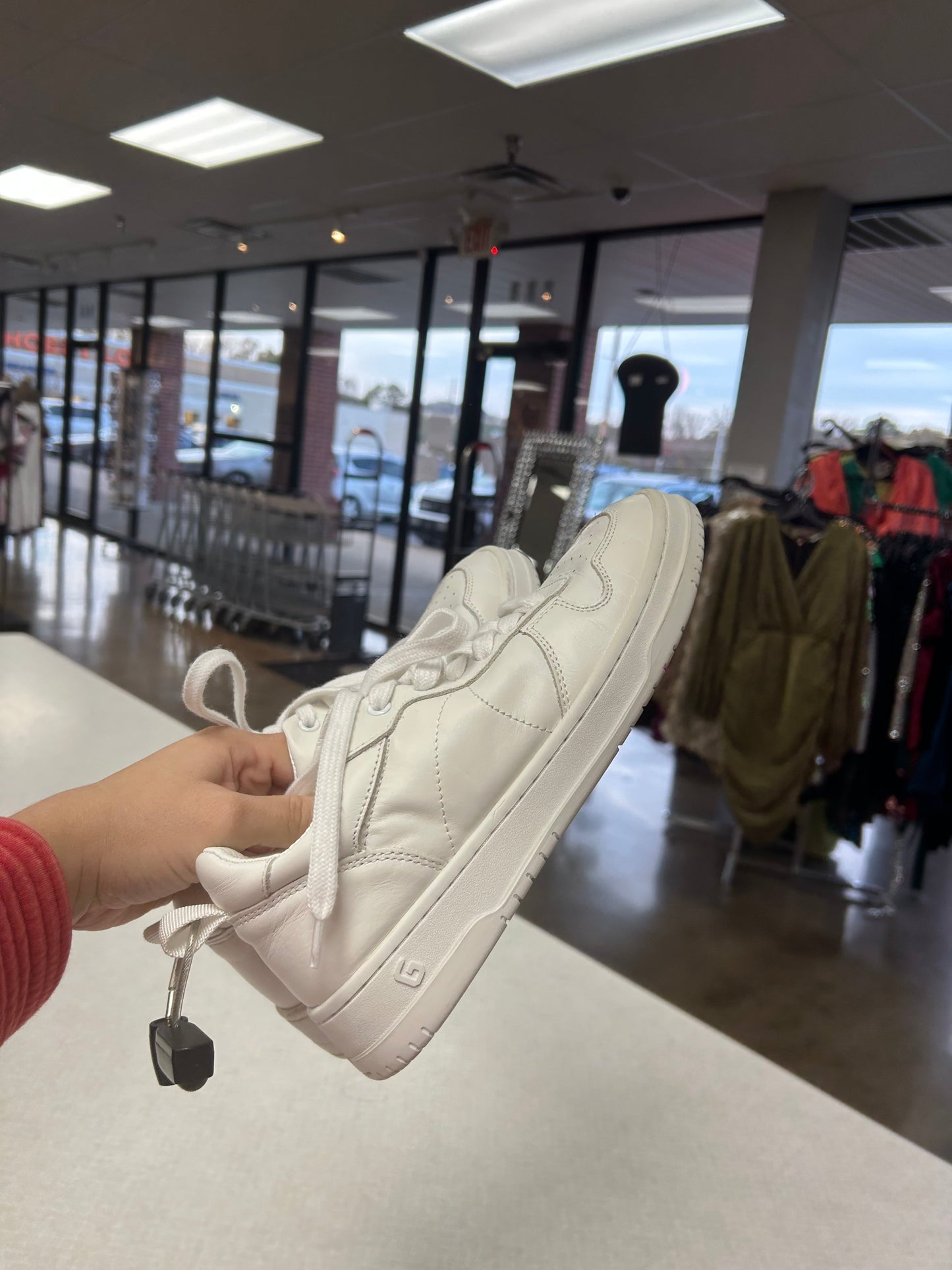 Shoes Sneakers By Clothes Mentor In White, Size:6.5