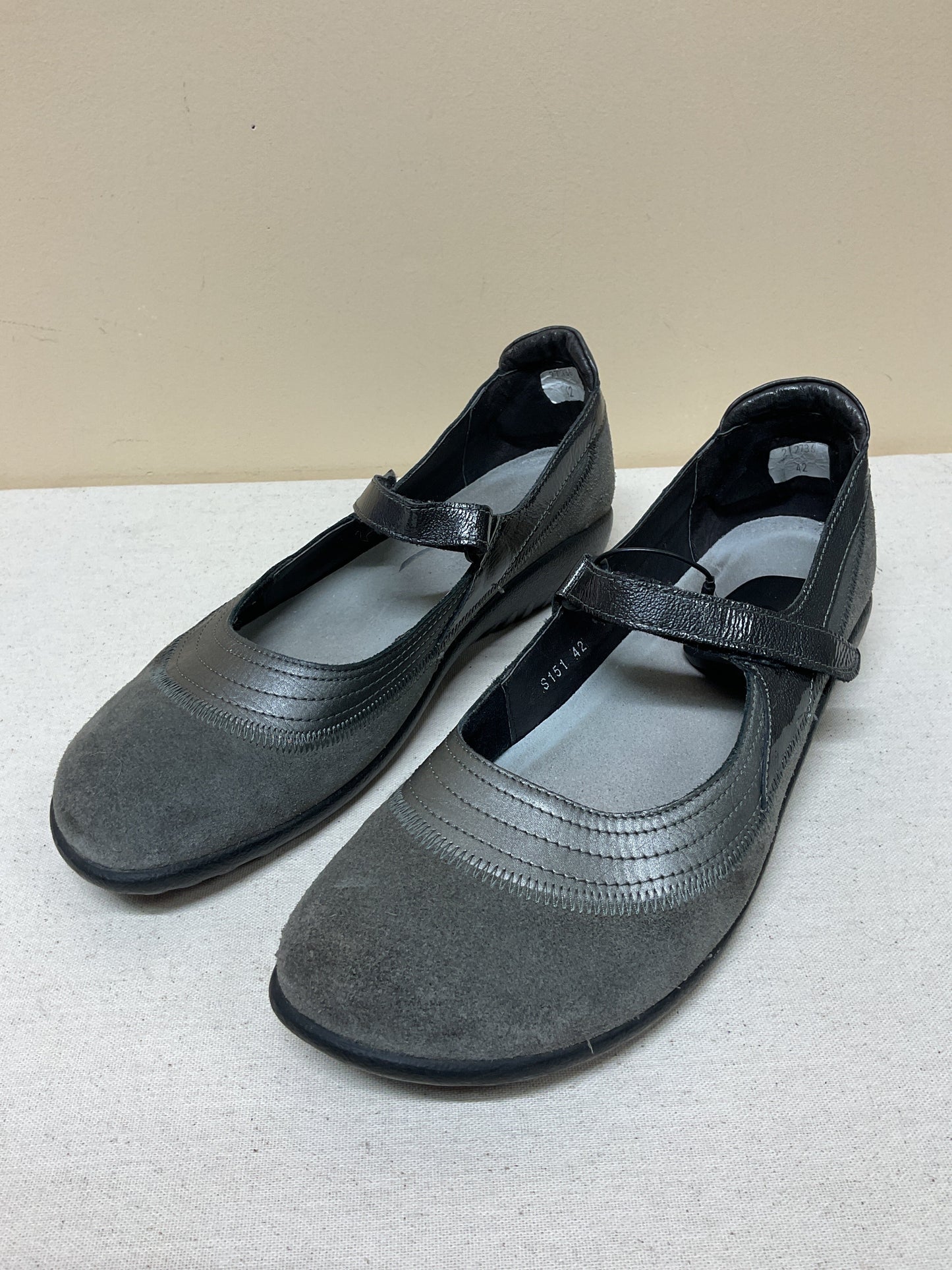 Shoes Flats By Naot In Grey, Size:11.5