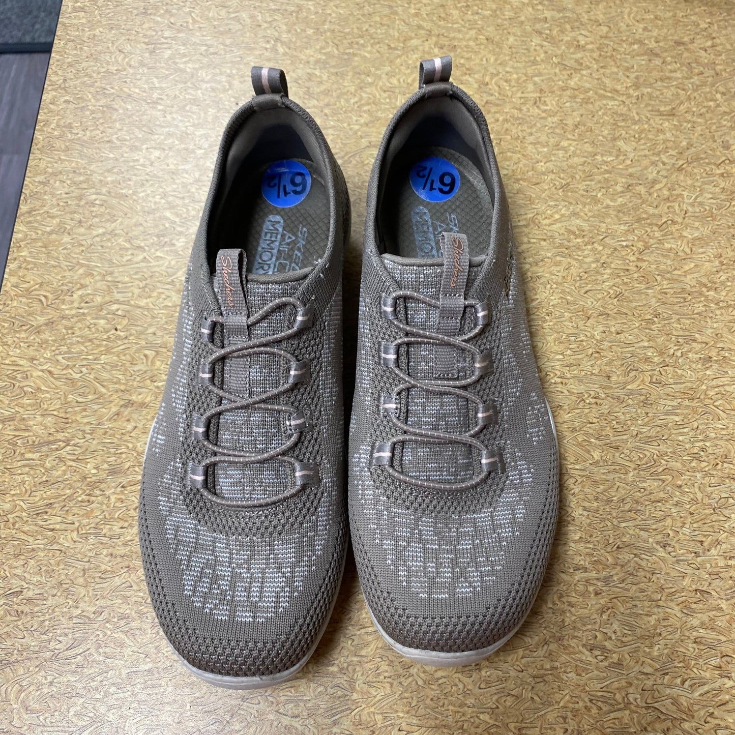 Shoes Sneakers By Skechers In Beige, Size:6.5