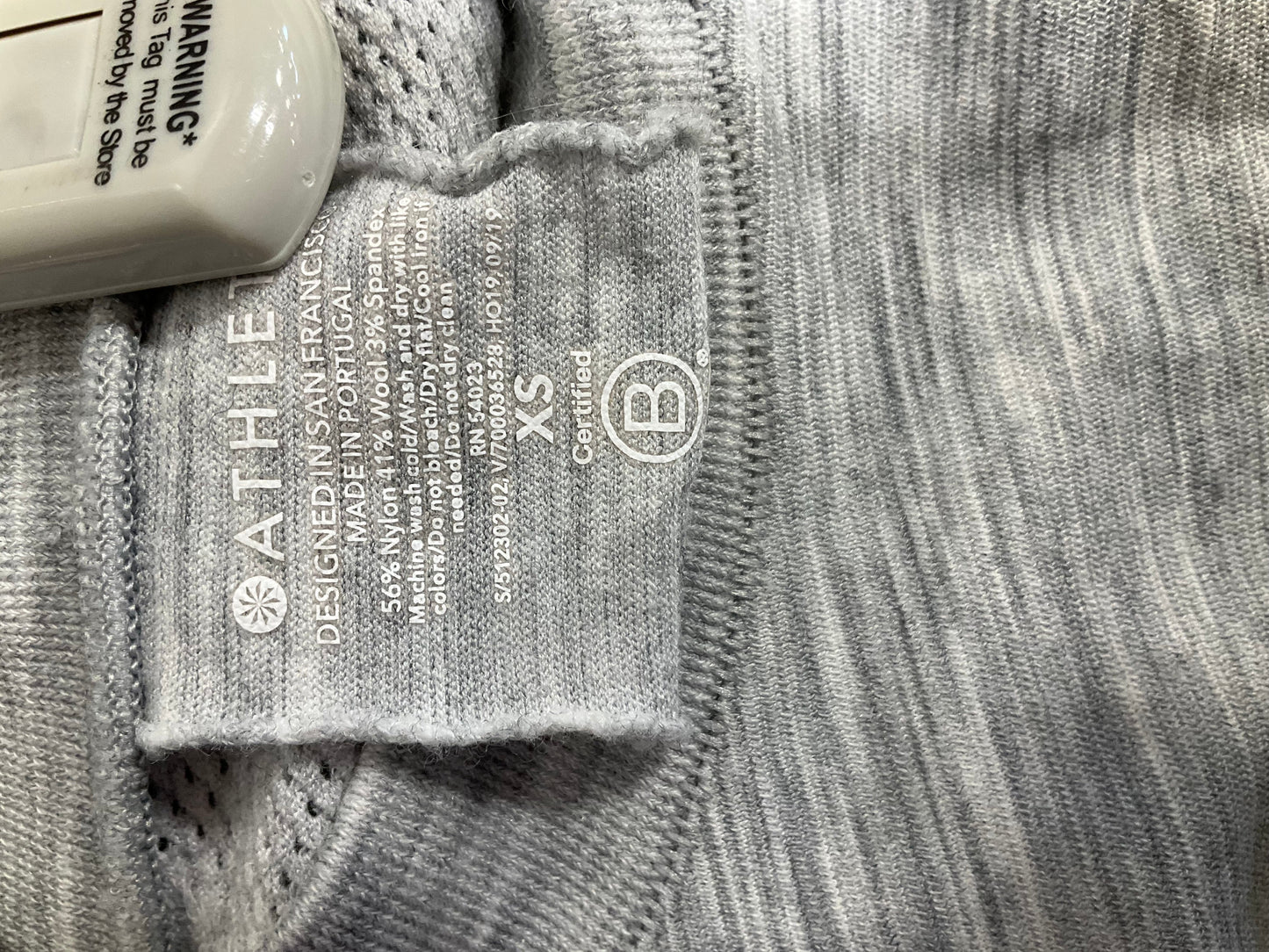 Athletic Top Long Sleeve Crewneck By Athleta In Grey, Size: Xs