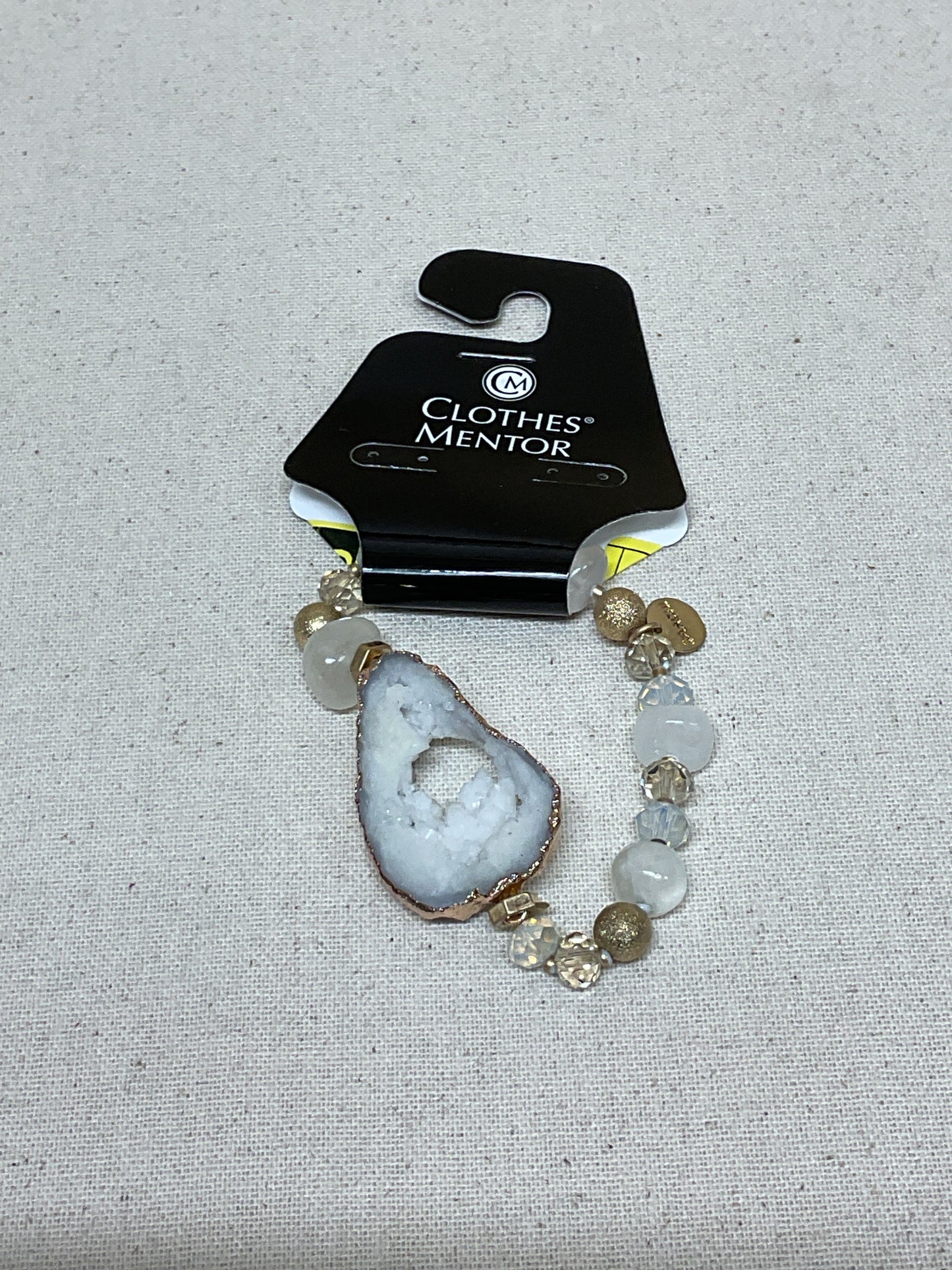 Bracelet Beaded By Clothes Mentor In Cream & Grey