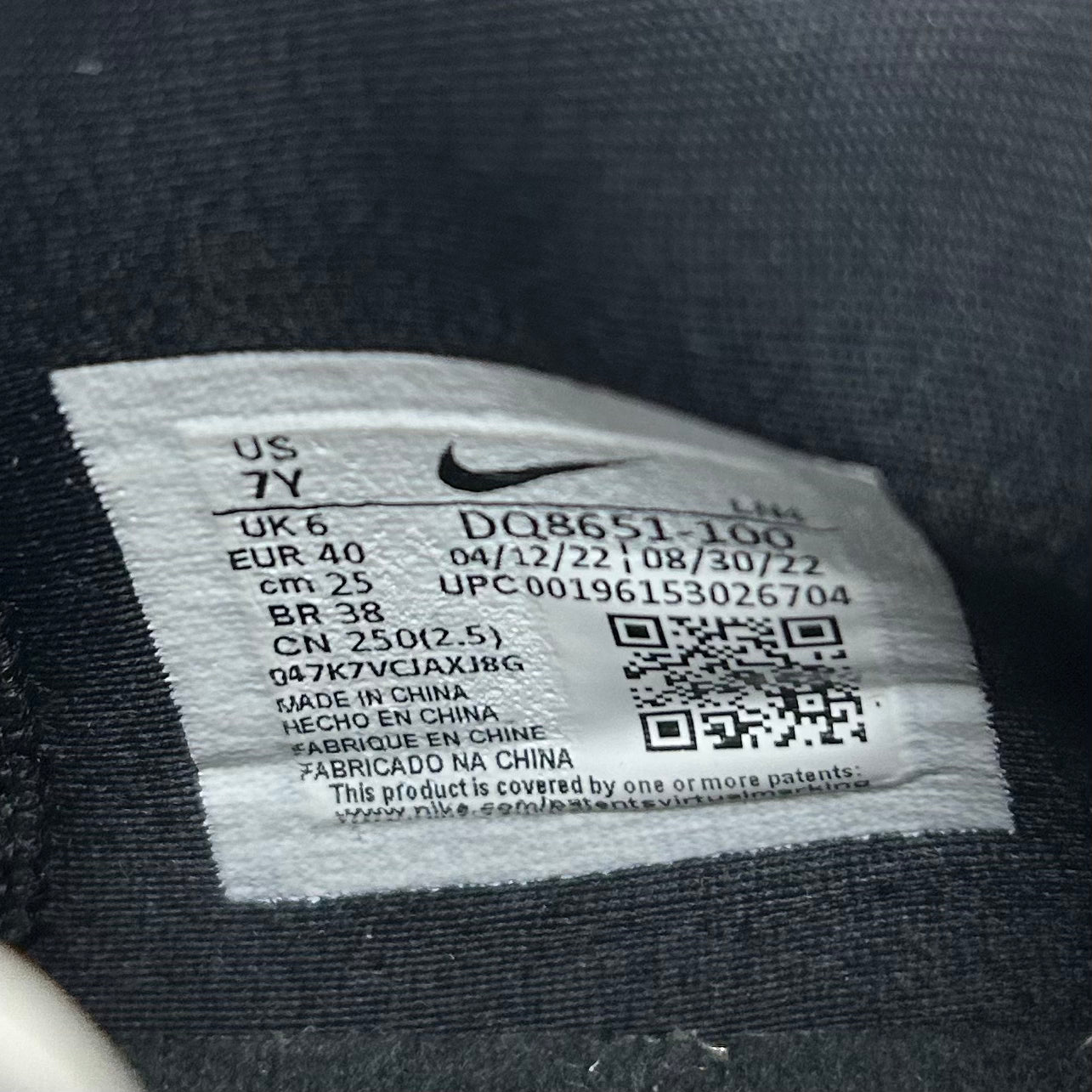 Shoes Sneakers By Nike In White & Black, Size: 9