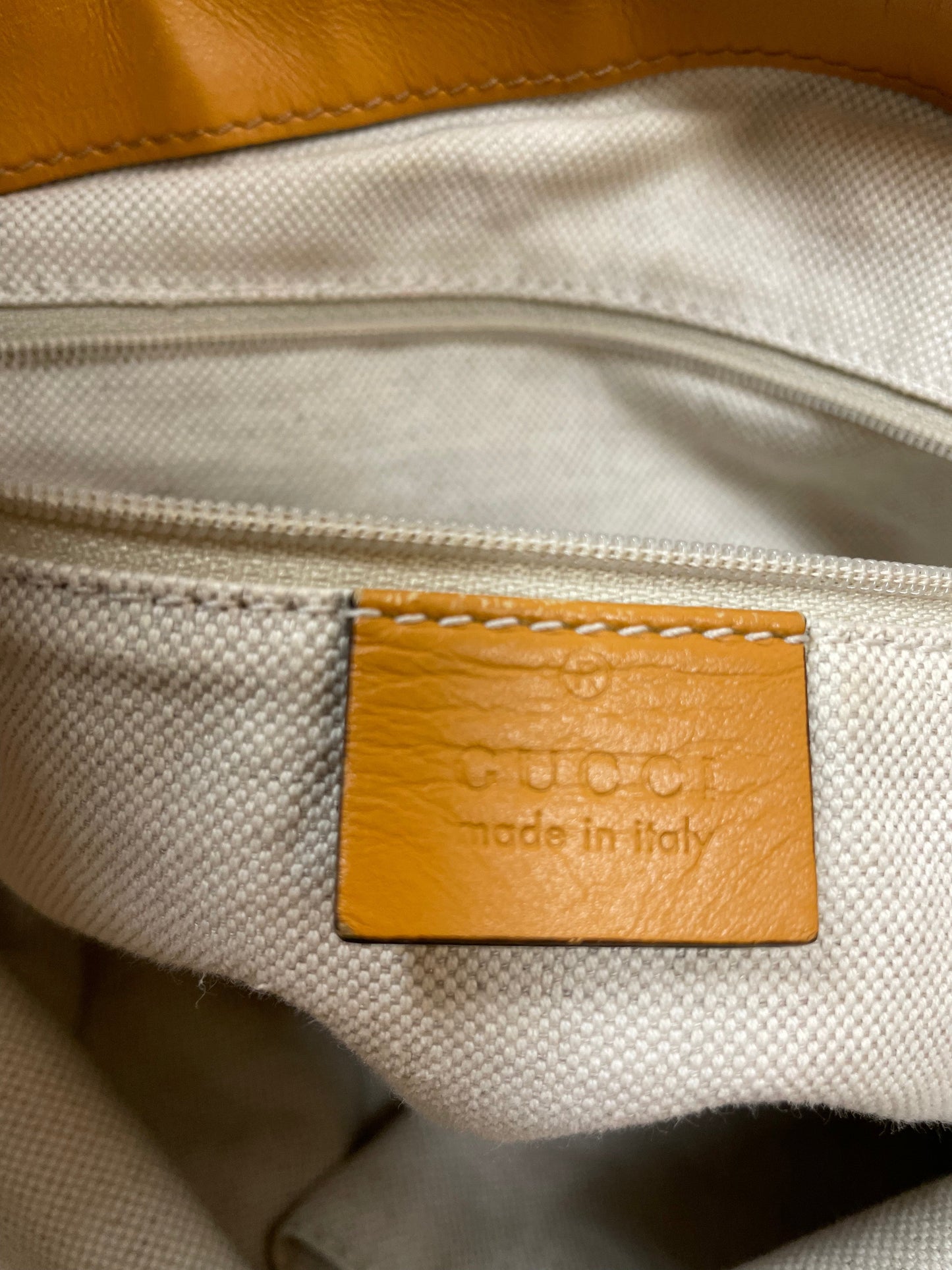 Handbag Luxury Designer By Gucci, Size: Medium