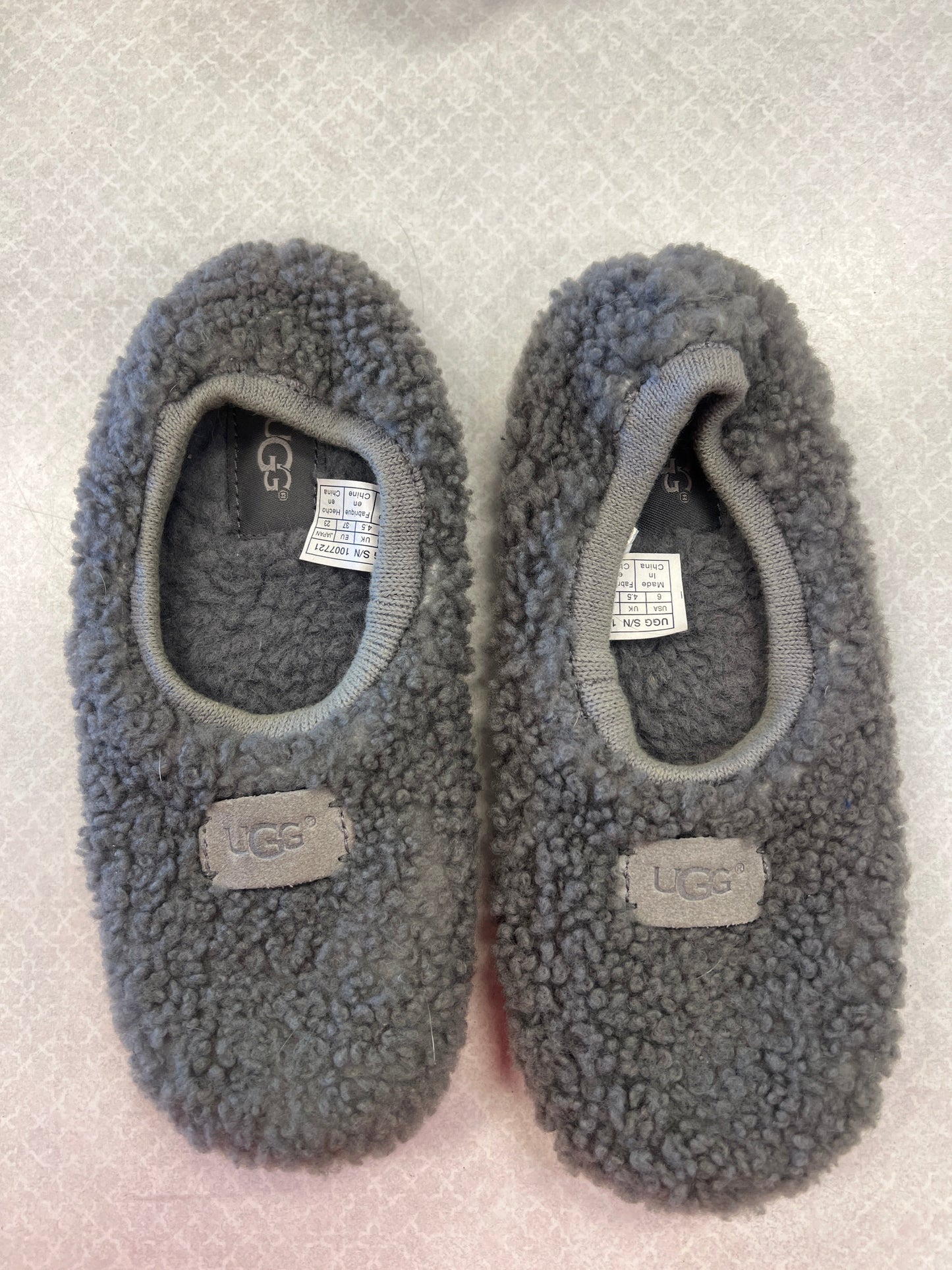 Slippers By Ugg Size: 6