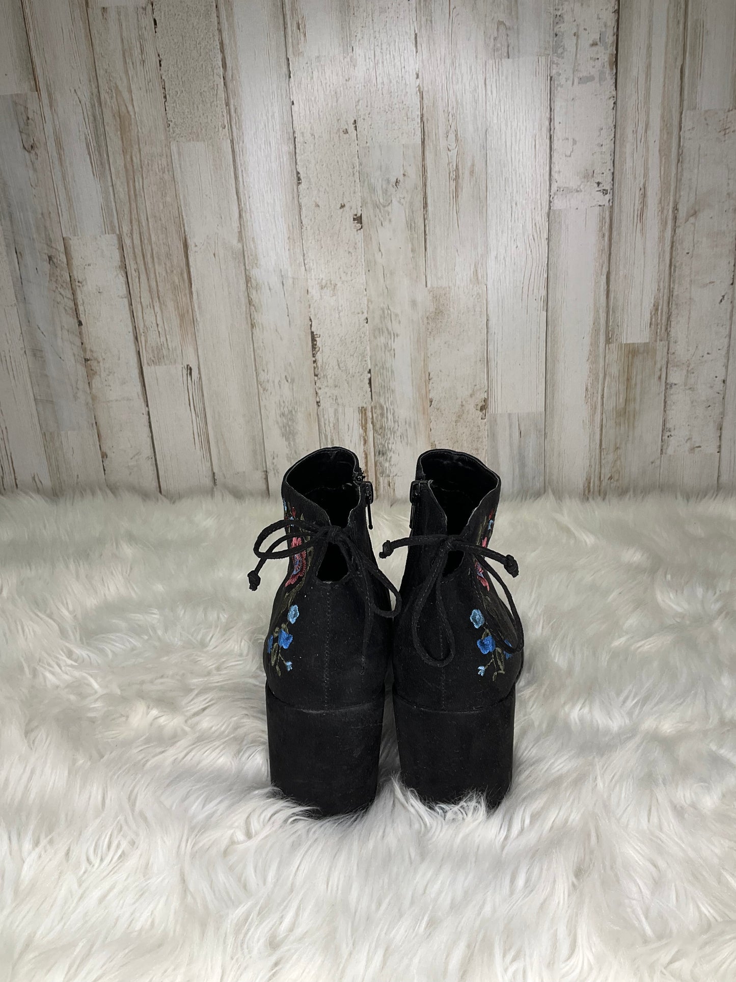 Boots Ankle Heels By Unisa Size: 9