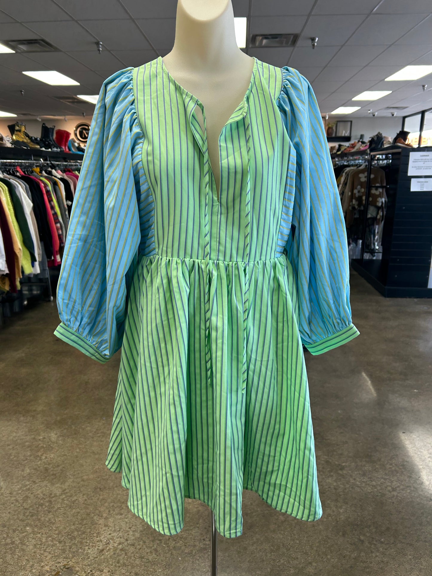 Dress Casual Short By Clothes Mentor In Blue & Green, Size:L