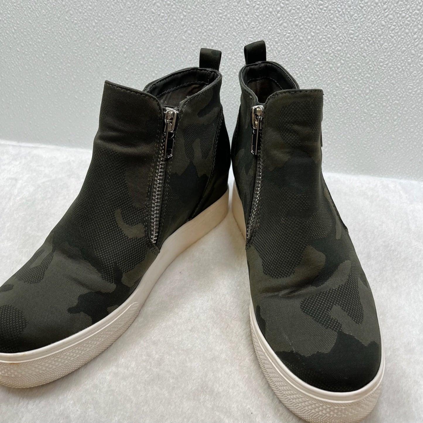 Shoes Sneakers By Steve Madden  Size: 9.5