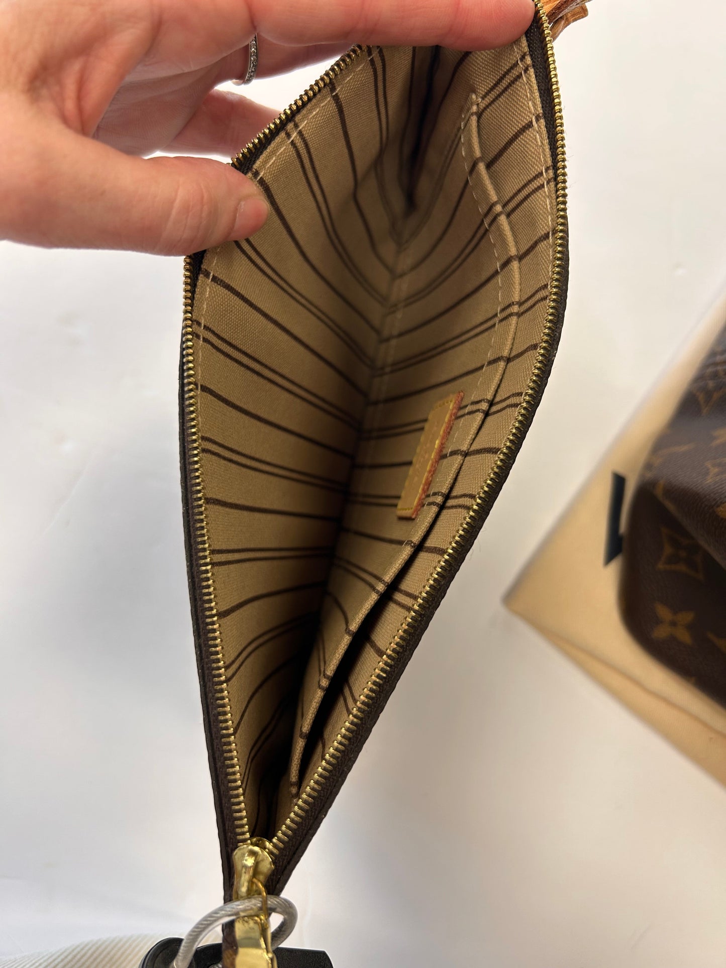 Handbag Luxury Designer By Louis Vuitton, Size: GM