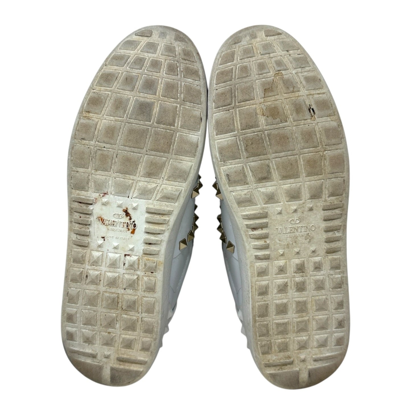 Rockstud Heart Sneakers Luxury Designer By Valentino-garavani In Red & White, Size: 9