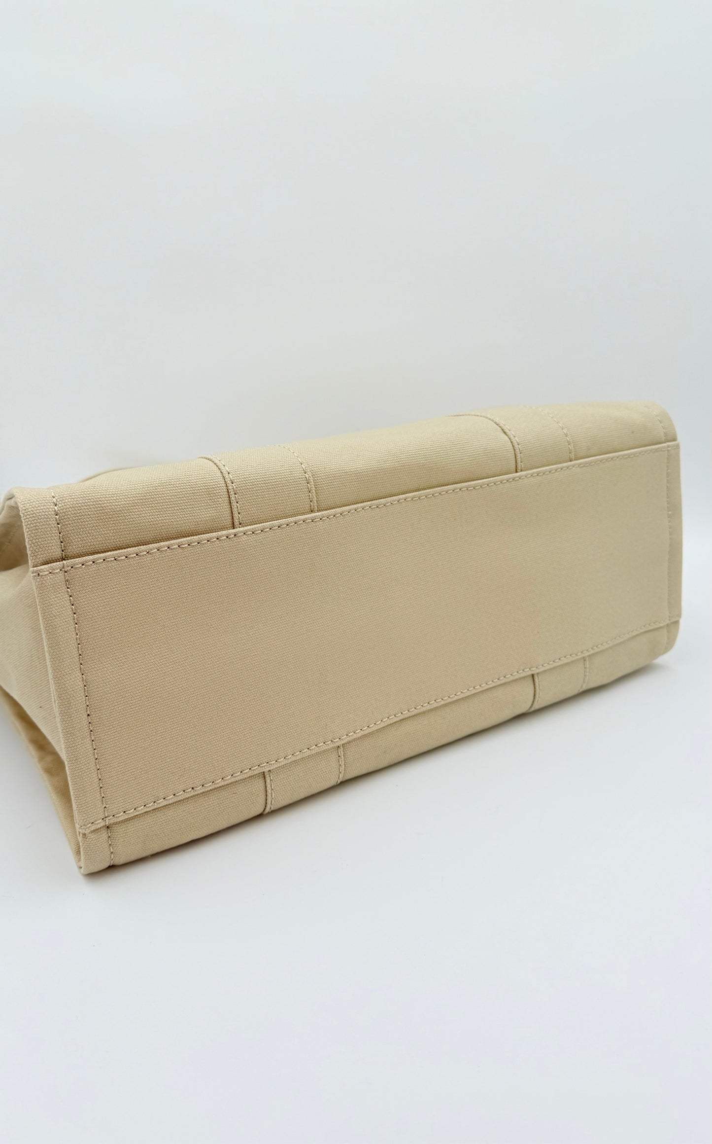 Tote Designer By Marc Jacobs, Size: Large