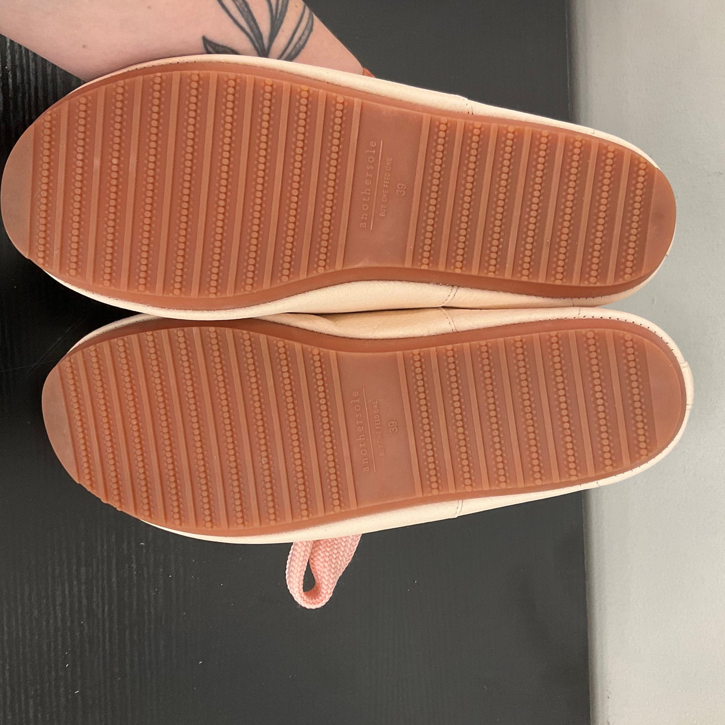 SHOES FLATS by    CLOTHES MENTOR In PINK, Size: 8.5