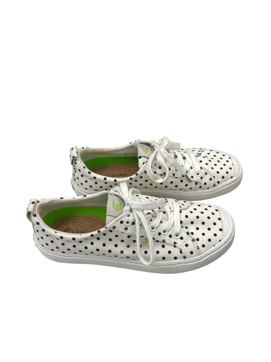 White Shoes Sneakers Cariuma, Size 9