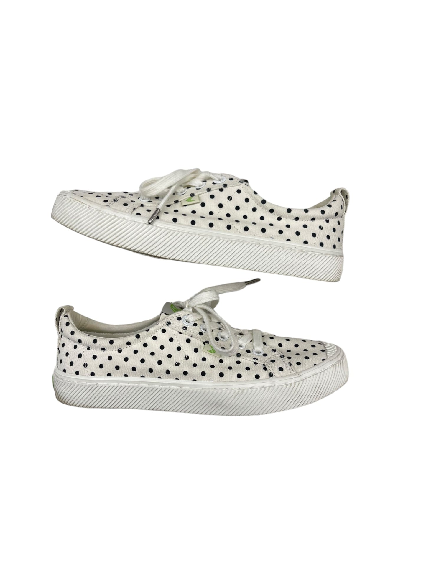 White Shoes Sneakers Cariuma, Size 9