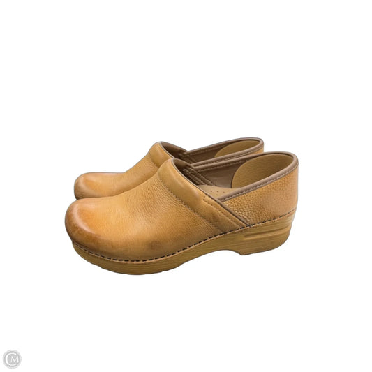 Shoes Heels Wedge By Dansko In Tan, Size: 9