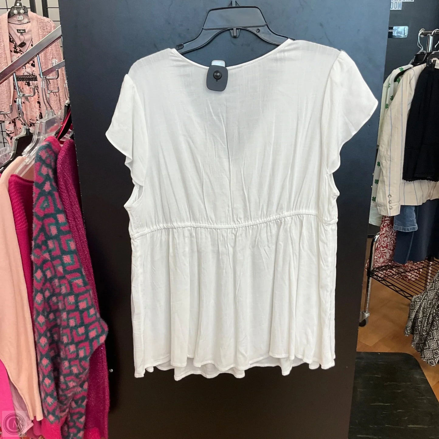 Top Short Sleeve By Torrid In White, Size: 1x