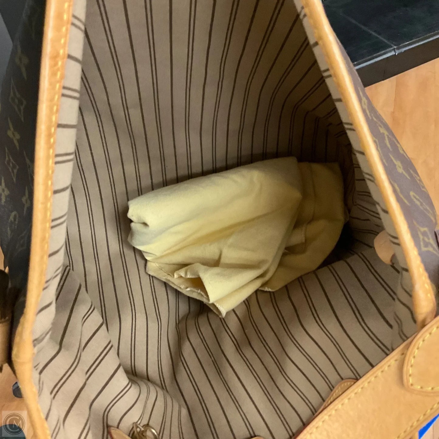 Handbag Luxury Designer By Louis Vuitton, Size: Large