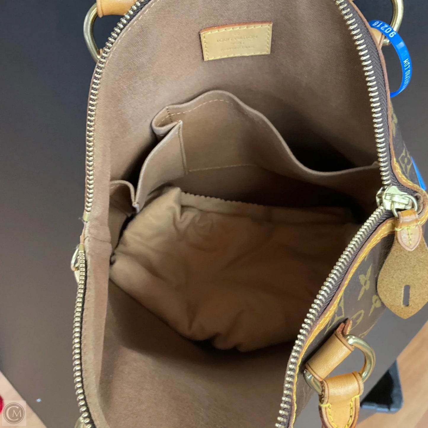 Handbag Luxury Designer By Louis Vuitton, Size: Medium