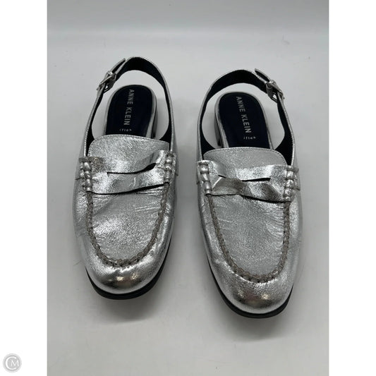 Shoes Flats By Anne Klein In Silver, Size: 10