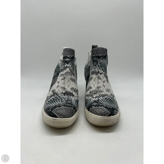 Shoes Sneakers By Clothes Mentor In Snakeskin Print, Size: 8
