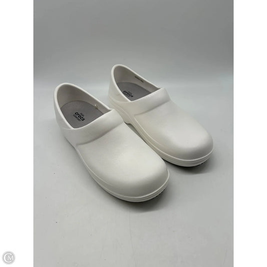 Shoes Flats By Crocs In White, Size: 8
