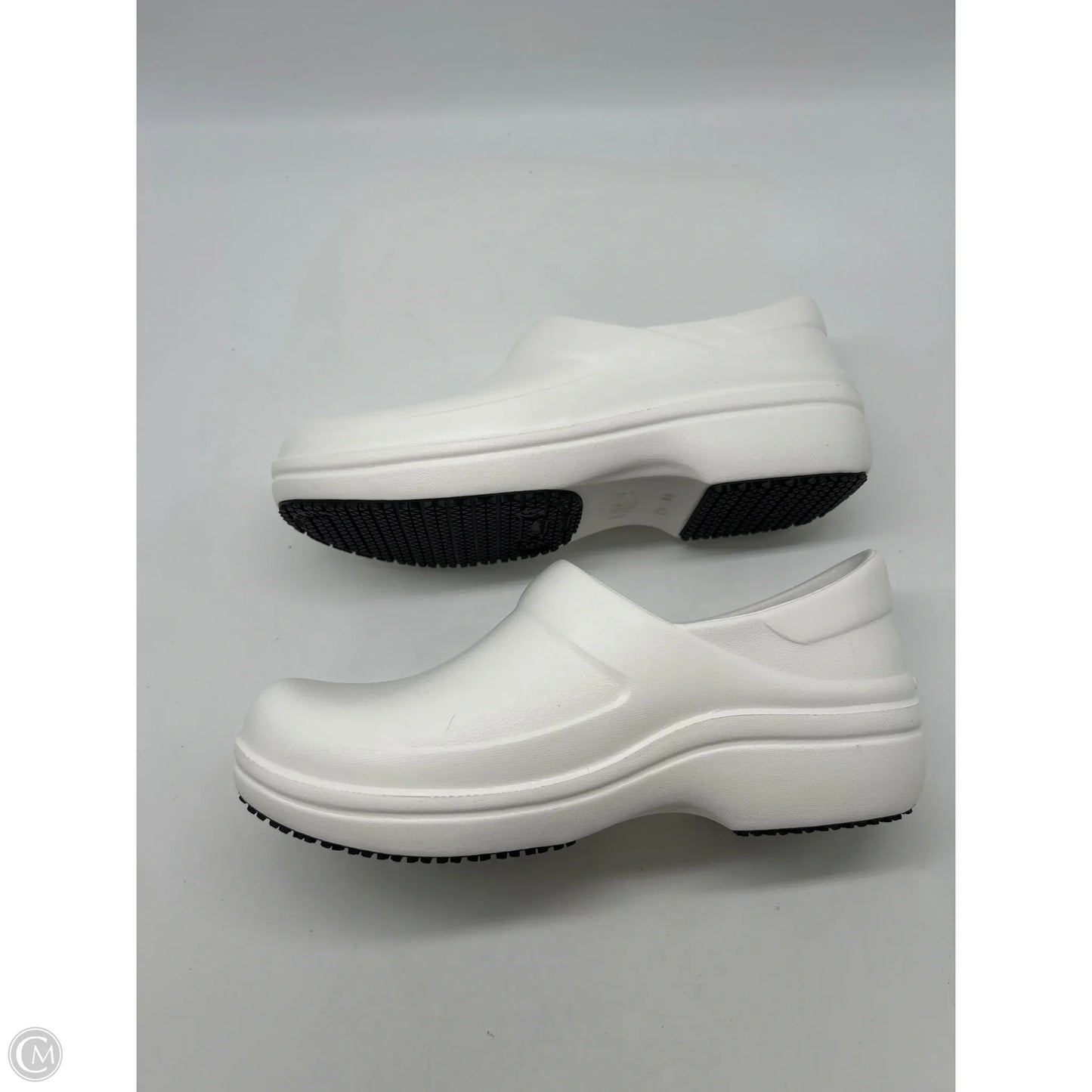Shoes Flats By Crocs In White, Size: 8