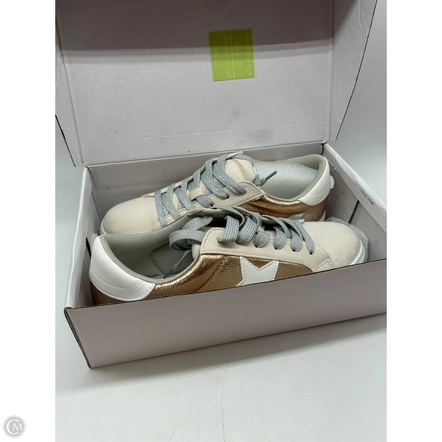 Shoes Sneakers By Clothes Mentor In Cream, Size: 10