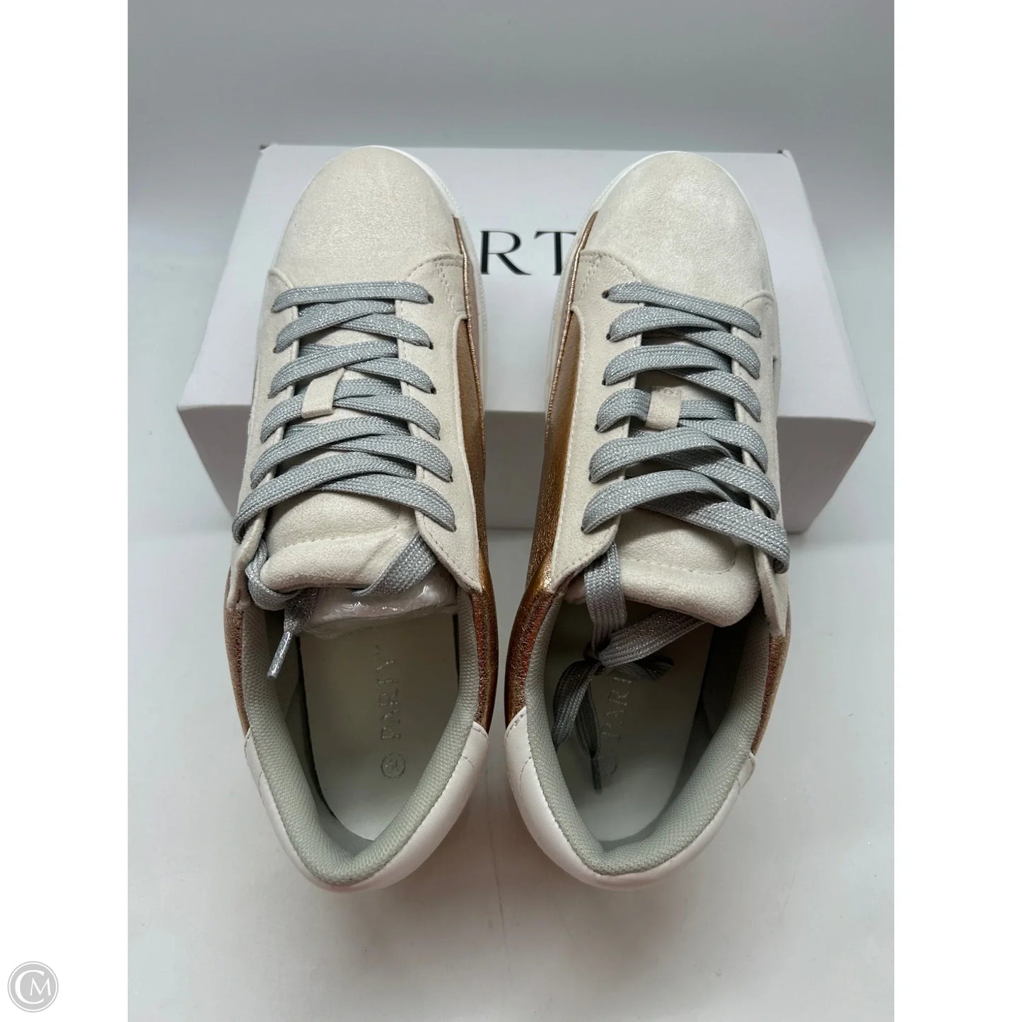 Shoes Sneakers By Clothes Mentor In Cream, Size: 10