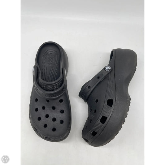 Shoes Flats By Crocs In Black, Size: 8