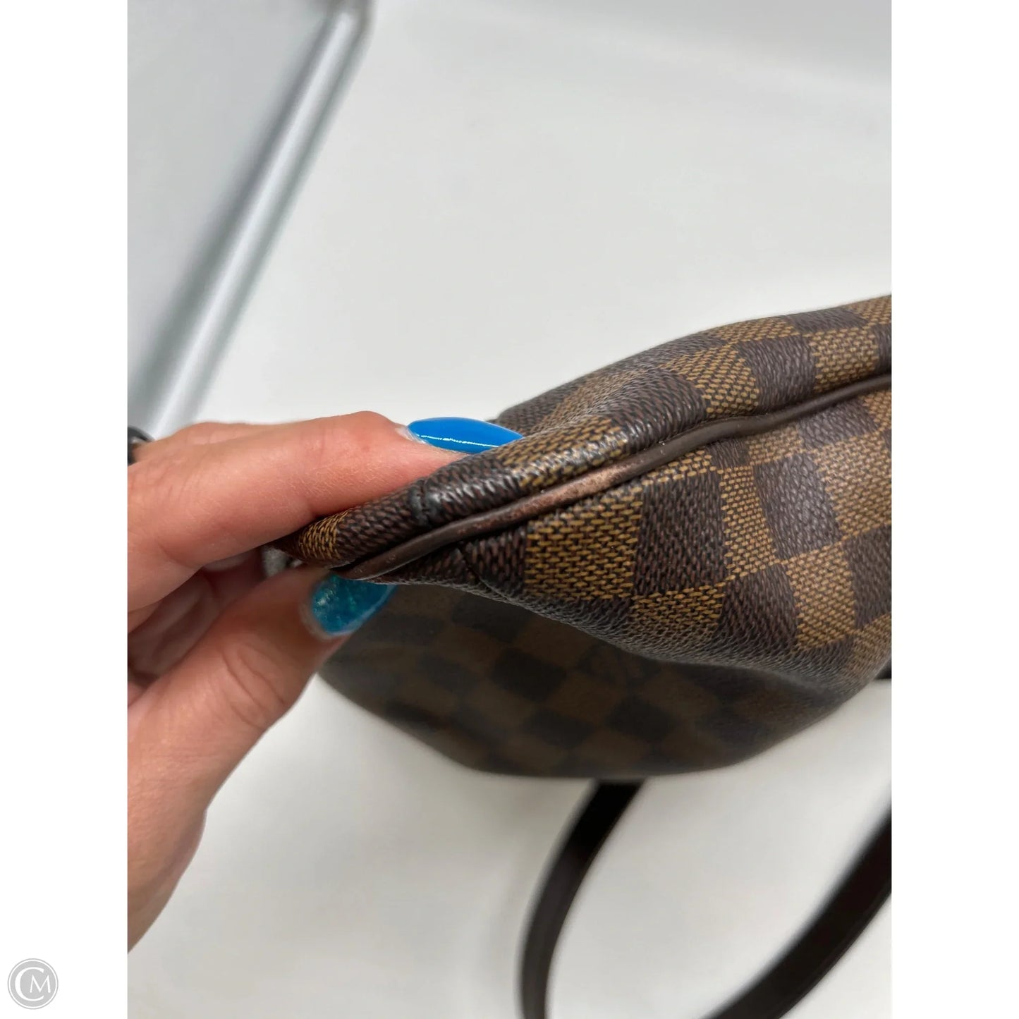 Crossbody Luxury Designer By Louis Vuitton, Size: Medium