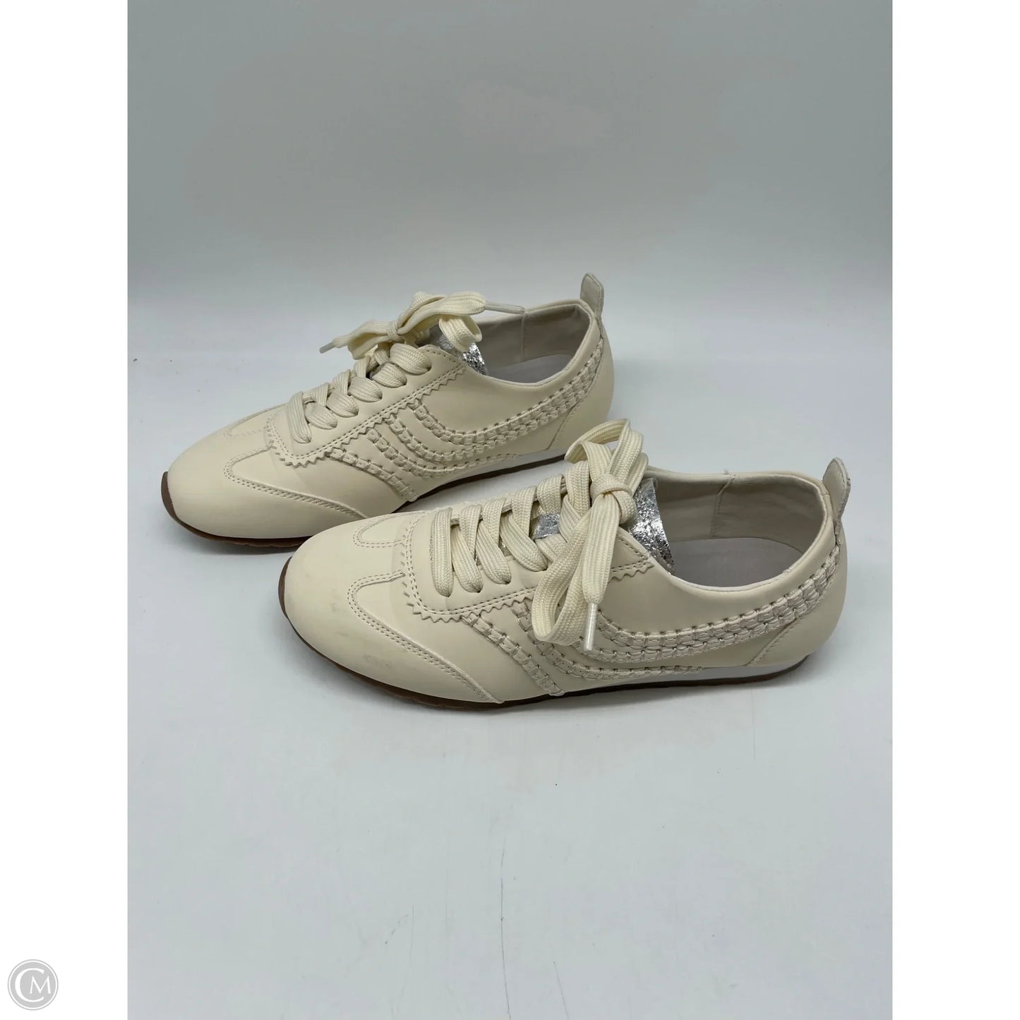 Shoes Sneakers By Clothes Mentor In Cream, Size: 7