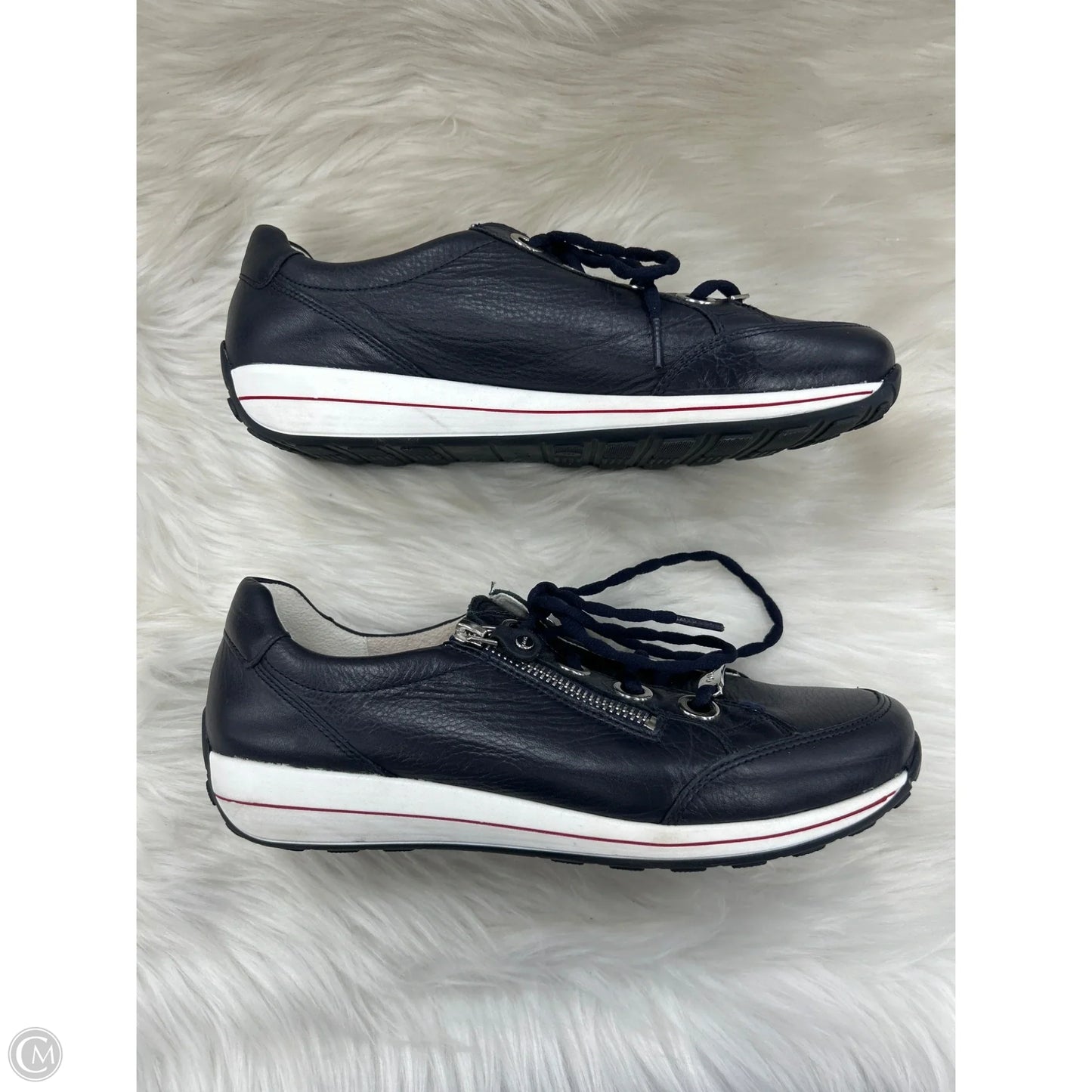 Shoes Sneakers By Clothes Mentor In Navy, Size: 6