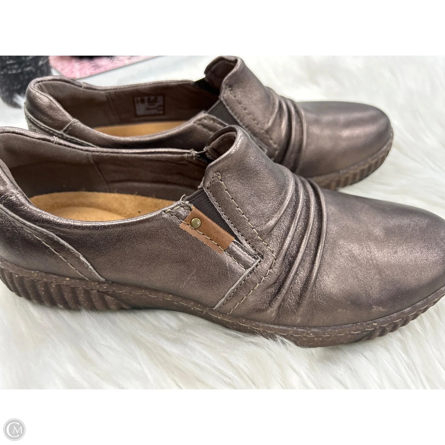 Shoes Flats By Clarks In Gold, Size: 10