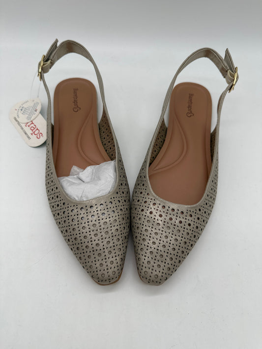 Shoes Flats By Bare Traps In Gold, Size: 8.5