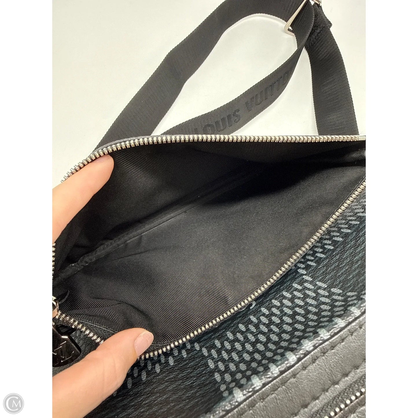 Crossbody Luxury Designer By Louis Vuitton, Size: Medium