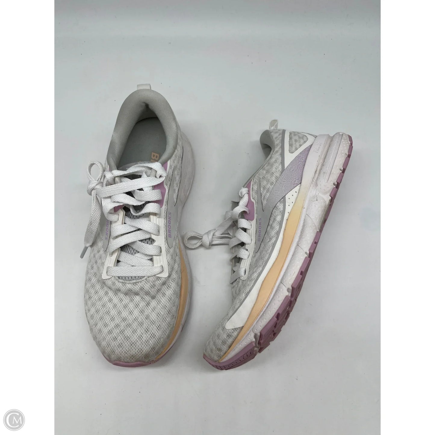 Shoes Athletic By Brooks In White, Size: 6.5