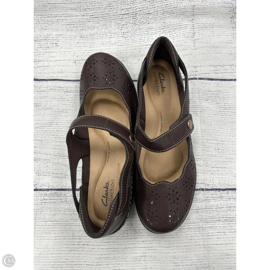 Shoes Flats By Clarks In Brown, Size: 10