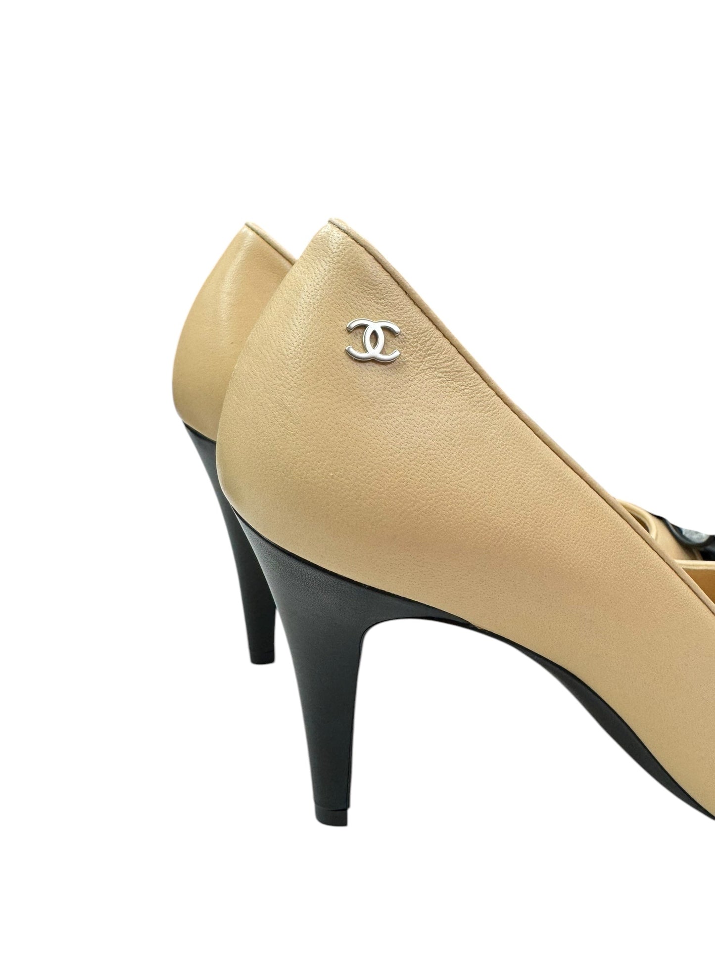 Shoes Luxury Designer By Chanel In Beige, Size: 8