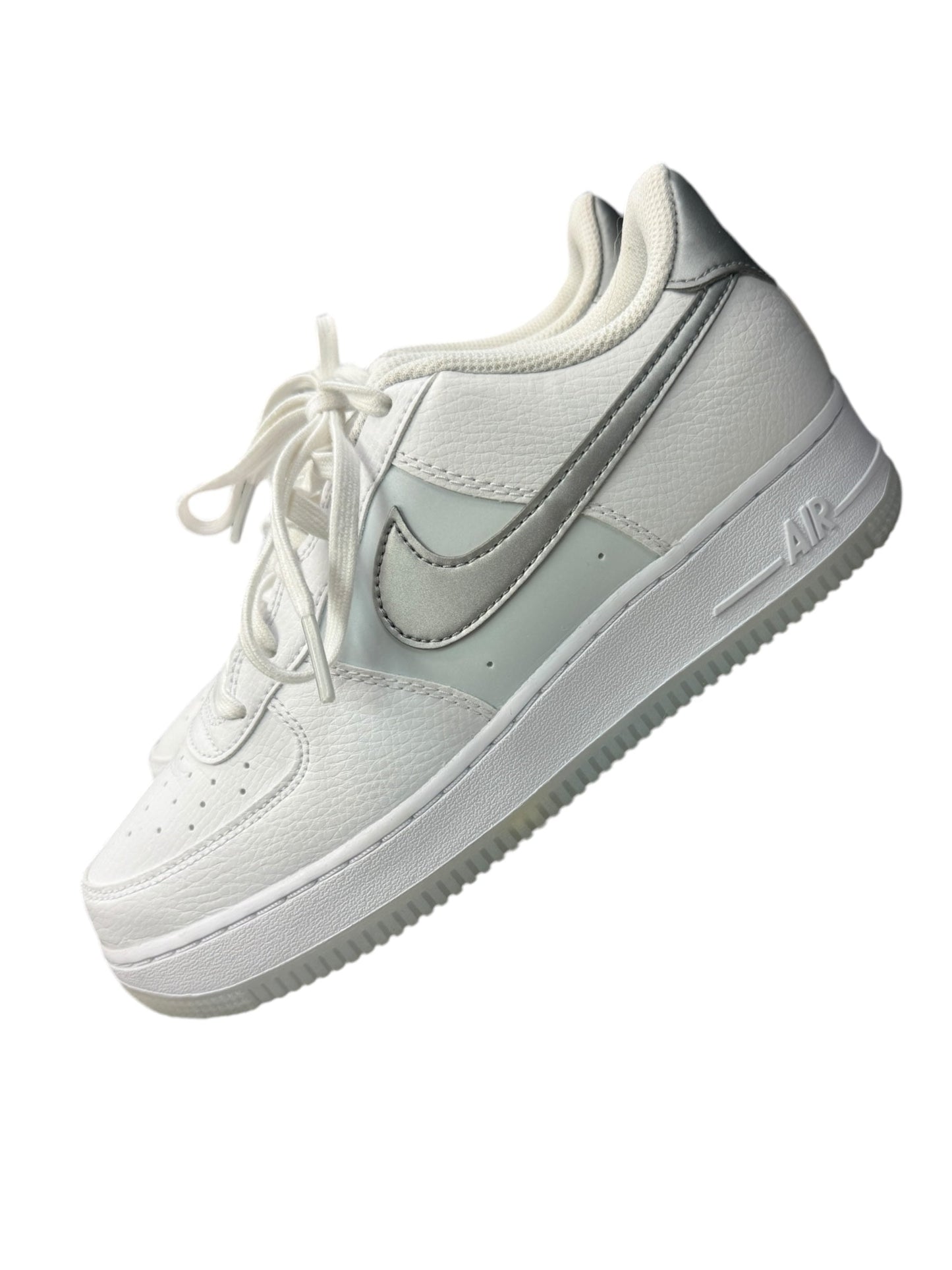 Shoes Sneakers By Nike In White, Size: 6.5