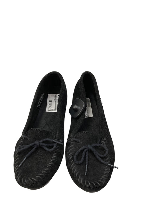 Shoes Flats By Minnetonka In Black, Size: 8