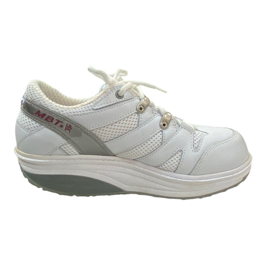 Shoes Athletic By Cmc In White, Size: 7