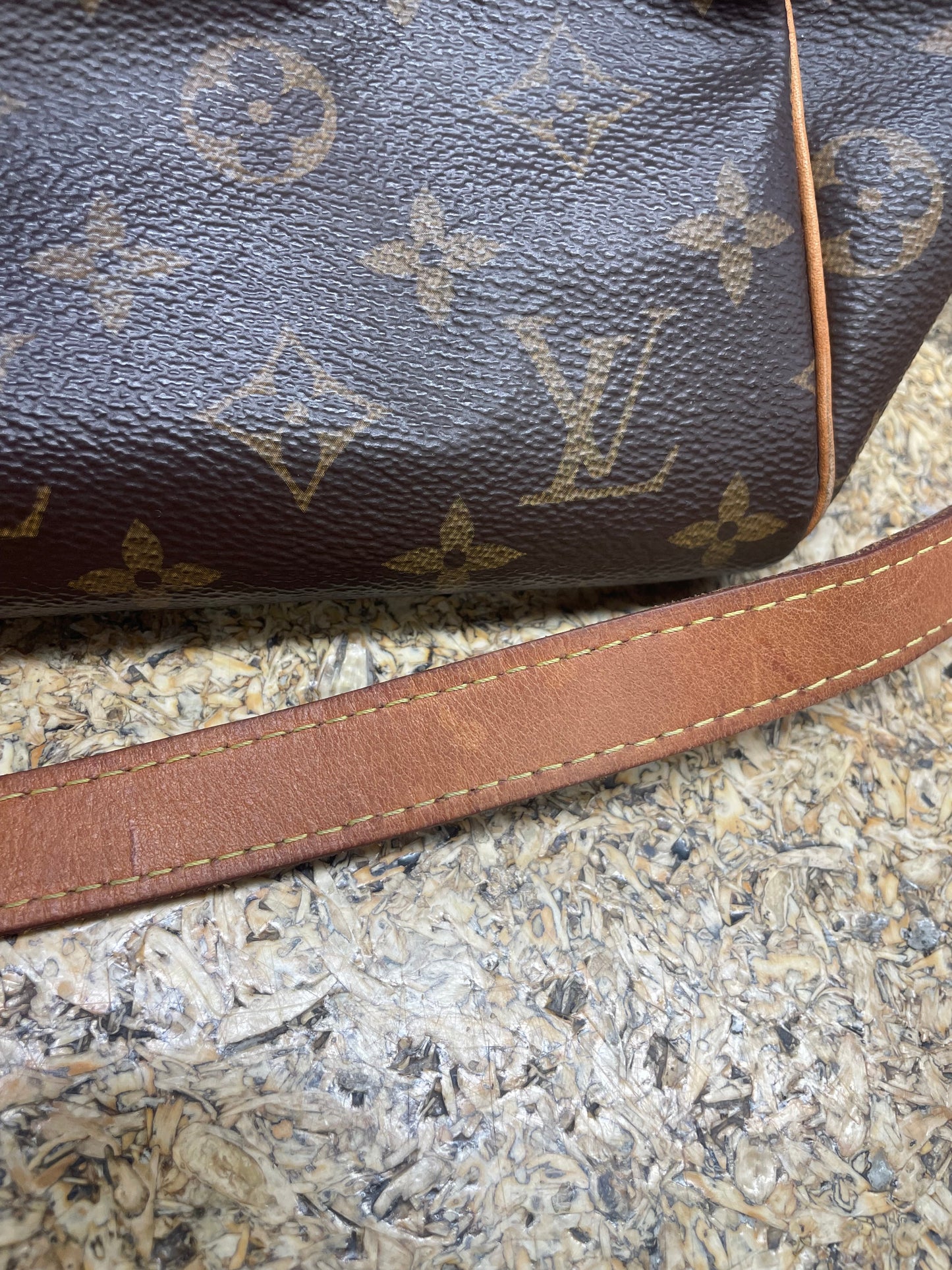 Crossbody Luxury Designer By Louis Vuitton, Size: Medium