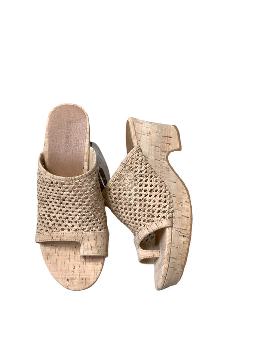 Tan Sandals Heels Block Bare Traps, Size 8.5